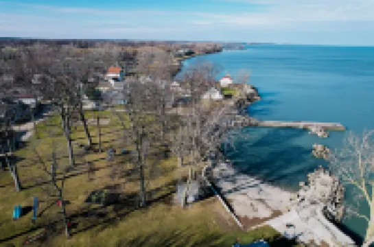 Spacious Cottage with Large Kitchen and Dining - Inviting Family Haven