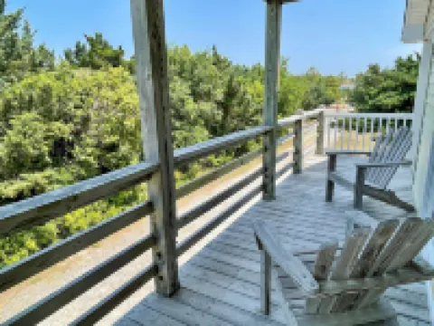 Charming Villa with Sunset Decks and Whirlpool Tub - Inviting Escape