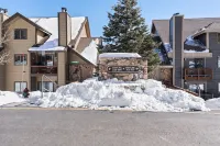 Mountain Views and Hot Tubs - Charming Cozy Retreat
