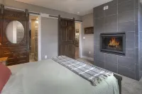 Stylish Townhome with Modern Kitchen and Views - Charming Retreat