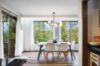 Cozy Hot Tub and Scenic Trails - Charming Contemporary Haven Hotel a Kenmore