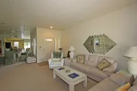 Ground Level Condominium with Pool and Golf Access - Elegant Oasis