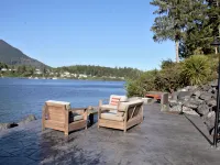 Private Oceanfront Cabin with Hot Tub - Doc Holiday Cabin Hoteles en Ucluelet