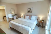Modern + Bright South Salem Townhouse with King Bed + Game Room