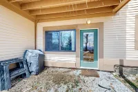 Ski-In/Out Condo with Electric Fireplace, Mountain Views, and Washer/Dryer Hotel di Cavendish