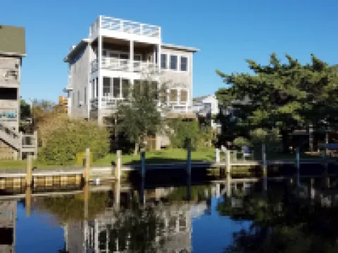 Canal Front Living and Rooftop Deck - Stunning Contemporary Oasis