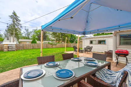 Spacious Outdoor Oasis with Fire Pit - Cozy Family Retreat Отели рядом с достопримечательностью «Drury Lane»