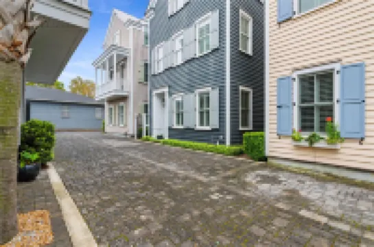 Luxurious Hot Tub and Steps to Waterfront Dining - Charming Retreat