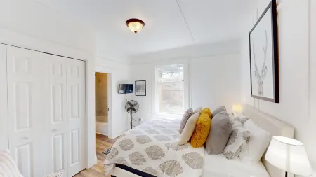 Charming Heritage Home with Eclectic Yard - Cozy Downtown Escape Отели рядом с достопримечательностью «California Historical Landmark 780-6: Transcontinental Railroad in Truckee»