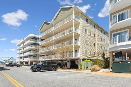 Wheelchair Accessible and Free Parking - Spacious Coastal Haven