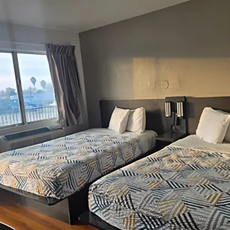 Super 8 by Wyndham Tracy