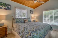Spacious Oasis with Private Pool and Chic Design - Elegant Retreat Hotels in Anna Maria