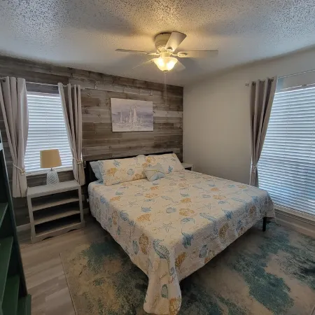 Beautiful Condo 3rd Fl w/  oceanviews, Short walk to Beach, Close to Heated Pool Отели рядом с достопримечательностью «Пирс Боба Холла»