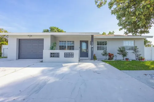 3-bedroom house in charming Royal Palm Beach with AC, WiFi, barbecue