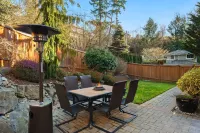 Ultimate Group Getaway: Near Ferry, Hot Tub and Games