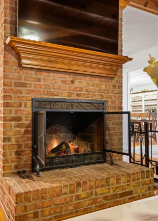 New Hot Tub and Yoga Deck Retreat - Stylish Tranquil Escape