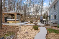 Private Hot Tub and Spacious Deck - Luxurious Tranquil Retreat