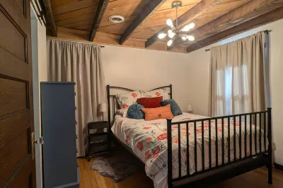 Artist Retreat with Modern Amenities - Cozy and Inviting Escape Hotel in zona RIDC Industrial Park