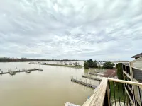 Relaxing 2-bed, 2 bath. River view with dock. Walk to Jet express!
