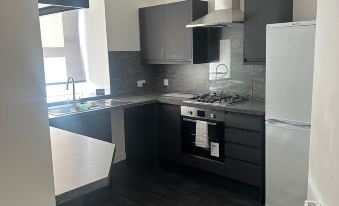 Central 3-Bed Seaside Apartment - Sleeps 5