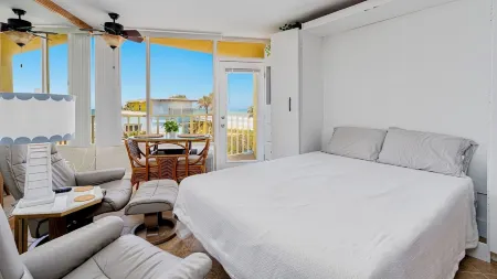 Ocean Breeze - Ocean Front at Symphony Beach Club! Отели в г. Ормонд Бич