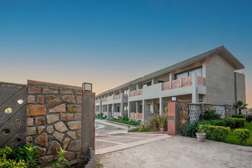 The Palpur Fort A Kuno Wildlife Resort Hotels in Moravan