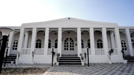 Sukoon Farms Отели рядом с достопримечательностью «Sheesh Mahal»