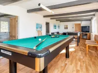 Traum Ferienwohnungen的風景泳池度假屋