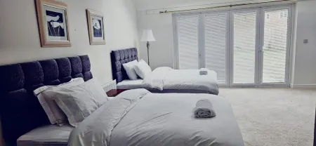 House - Sleeps 11 - Parking - Station Close Отели в г. Коттам