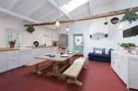 White Jasmine Cottage Hotels in Feakes