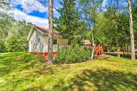Walk to Wolf Run Lake Cottage with Furnished Deck Hôtels à : Jim Thorpe