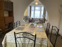 บ้านปรับปรุงใหม่ 4 ห้องนอน, พักได้ 9 คน พร้อมที่จอดรถและสปา - บังกะโล