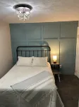 Best of Both Worlds! 5th Avenue Beach and Downtown Within Walking Distance!!