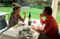 Or Tambo Guest House - breakfast