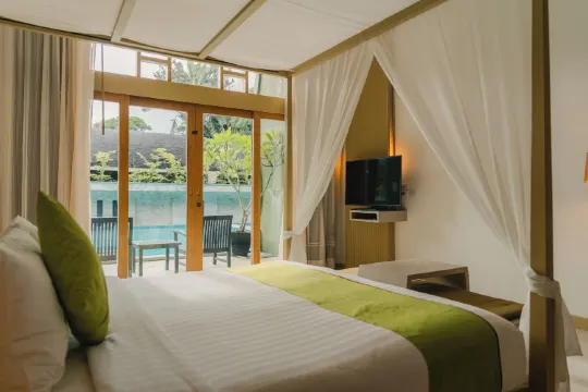 ห้องดีลักซ์เตียงคิงพร้อมทางเข้าสระว่ายน้ำ