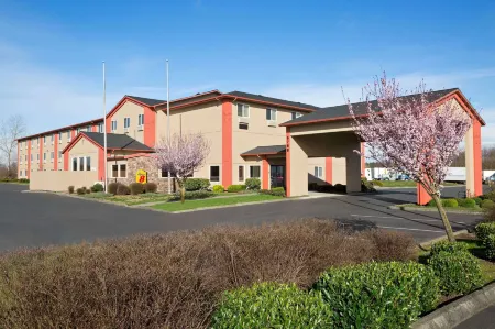 Super 8 by Wyndham Bellingham Airport/Ferndale Отели рядом с достопримечательностью «Silver Reef Casino»