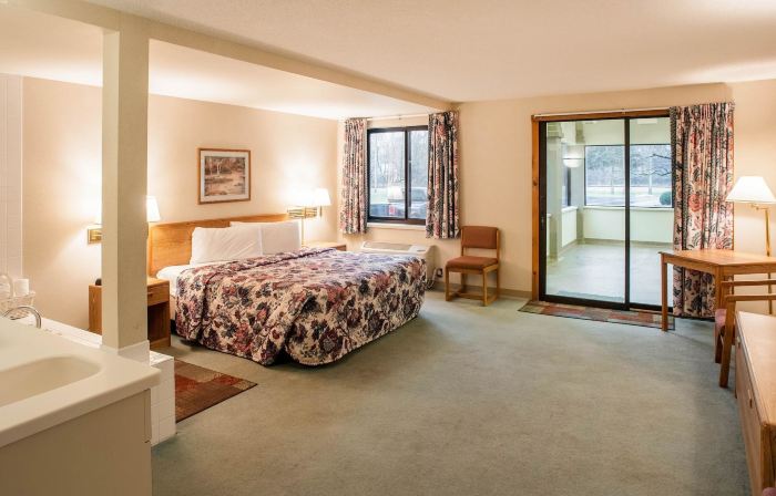Econo Lodge Inn & Suites