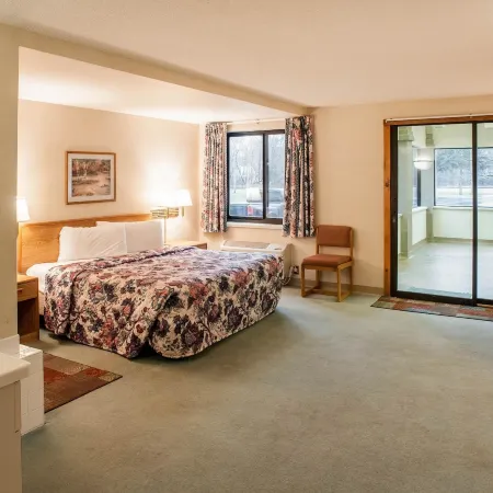 Econo Lodge Inn & Suites