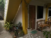 Guanna's Place Room and Resto Bar Hotel a Logon