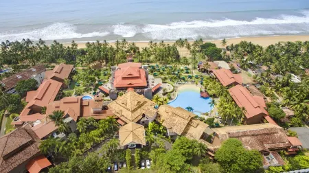Royal Palms Beach Hotel Отели рядом с достопримечательностью «Sri Kannangararamaya»