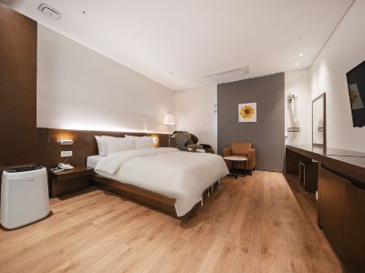 Golden River Hotel