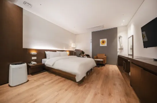 Golden River Hotel Hotels near Geumcheon-Gu
