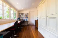 해변과 모든 것에 가까운 아름다운 2층 매너