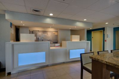 フロントデスク ホリデイ・イン エクスプレス ワシントンDC イースト - アンドリューズ AFBの写真