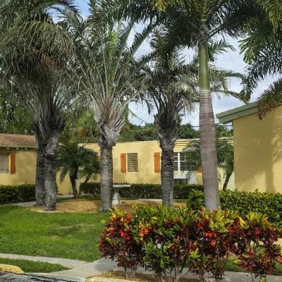 Atlantic Hideaway Hotels near Hidden Lake Park