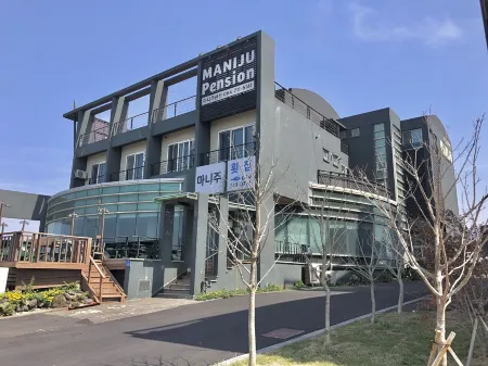 Maniju Pension