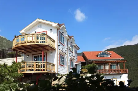 Ggumaebon Pension Отели рядом с достопримечательностью «Hakdong Mongdol Beach»