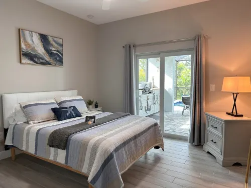 Beautiful Floridian Oasis with Heated Pool, Hot Tub and Close to Beaches!