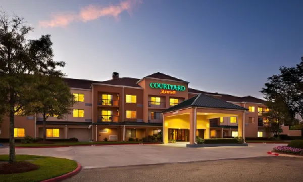 Courtyard by Marriott Baton Rouge South Отели рядом с достопримечательностью «Брекс Блубоннет Суомп Нейчер Сентер»