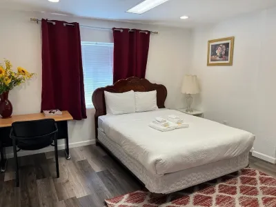 Cozy and Affordable Homes in Santa Ana Hotels near Mar Vista Stables